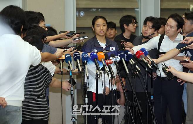 2024 파리올림픽 배드민턴 여자단식에서 금메달을 차지한 안세영이 8월 7일 오후 인천국제공항을 통해 귀국했다. 안세영이 기자회견하고 있다. 인천공항=정시종 기자 capa@edaily.co.kr