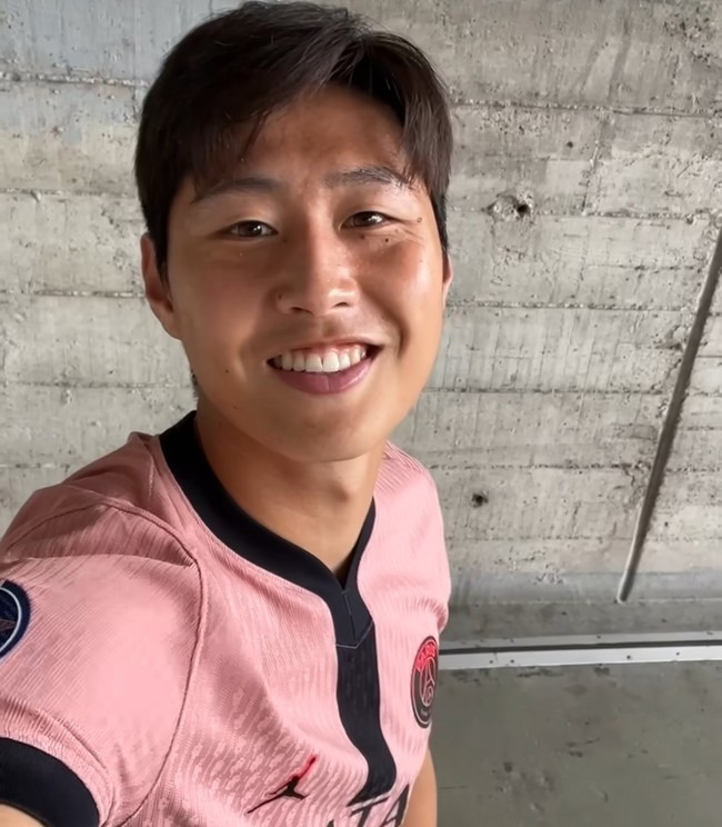 사진=PSG/PSG는 구단 홈페이지를 통해 "드물게 이강인이 헤더골에 성공했다. 이강인은 유럽 5대 리그에서 139경기에서 15골을 기록했는데 처음으로 헤더골을 터트렸다. 그는 현재 PSG 소속으로 리그앙에서 10골(6골 4도움)에 관여했다"라고 전했다. 이강인은 지난 시즌 리그 3골 4도움을 만들어냈고 이번 시즌에는 리그 3골을 올렸다.