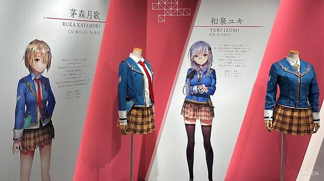 ▲ 지모리 츠키 실물 피규어와 주요 캐릭터들의 복장이 전시됐다