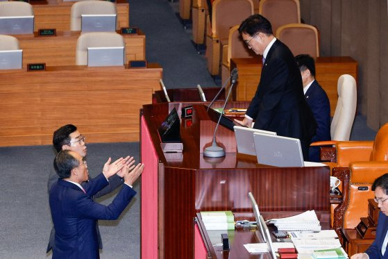 박찬대 더불어민주당, 추경호 국민의힘 원내대표가 26일 오후 서울 여의도 국회에서 열린 제418회국회(정기회) 제9차 본회의에서 우원식 의장과 대화하고 있다. 뉴스1