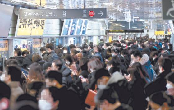 강남역은 하루 평균 약 10만 2000명 승객이 이용한다. 중앙포토