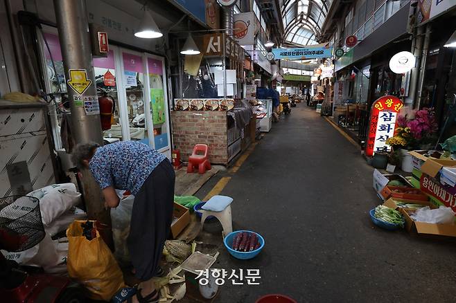 서울 종로구 통인시장에서 허리가 굽은 한 상인이 손님을 기다리고 있다. 조태형 기자