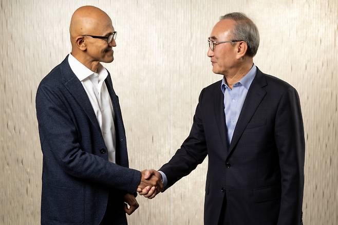 KT Chief Executive Officer Kim Young-sup (right) and Microsoft Chairman and CEO Satya Nadella shake hands during a signing ceremony at the Microsoft headquarters in Redmond, Washington, Friday. (KT)