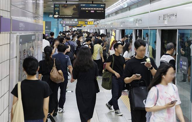 Commuters get on and off a Seoul subway train on Sept. 10 (Yonhap)