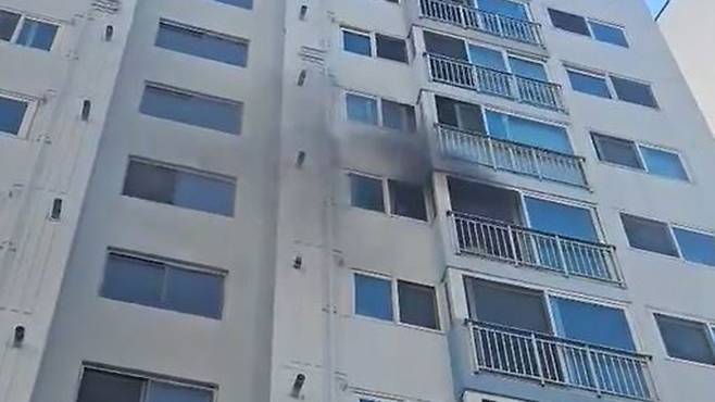 Smoke seen from the apartment that caught fire in Dongducheon, Gyeonggi on Saturday. [NORTHERN GYEONGGI-DO PROVINCIAL FIRE & DISASTER HEADQUARTERS]