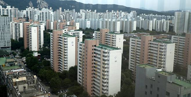 올 상반기 서울을 중심으로 빠르게 상승하던 수도권 부동산 시장에서 거래 감소로 아파트 매물이 다시 쌓이기 시작했다. 사진은 서울 노원구 상계주공 6단지. 김호영 기자