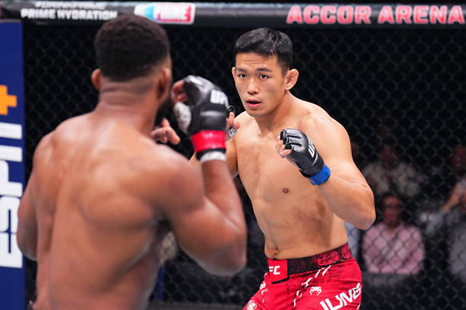 정다운이 UFC on ESPN+ 101 라이트헤비급 경기를 치르고 있다. 사진=TKO