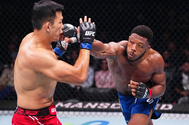 정다운(왼쪽)이 UFC on ESPN+ 101 라이트헤비급 경기에서 우마르 시한테 맞고 있다. 사진=TKO