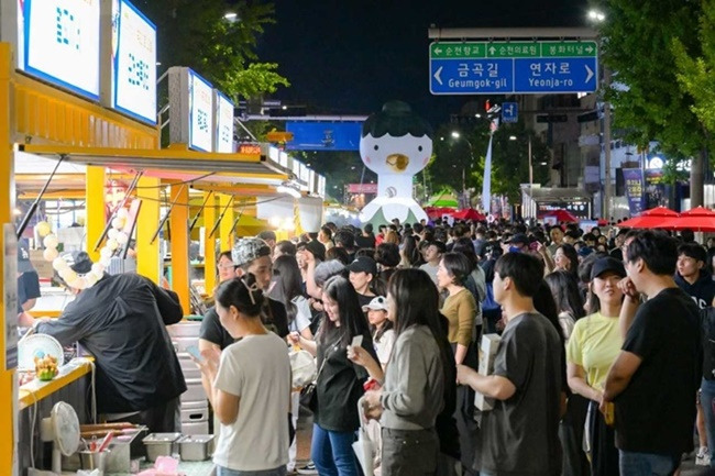 27일 개막된 순천 푸드앤아트페스티벌에 전국에서 모인 많은 관람객들이 다양한 음식을 맛보고 있다.