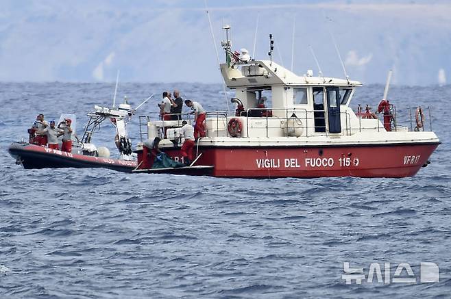 [포르티첼로=AP/뉴시스] 21일(현지시각) 이탈리아 남부 포르티첼로 인근 해역에서 이탈리아 잠수부들이 영국 국적의 호화요트 바이에시안호 침몰 희생자 시신 1구를 녹색 가방에 담아 해안으로 옮기고 있다. 실종자 6명 중 5명의 시신이 발견되면서 사망자 숫자는 6명으로 늘었다. 2024.08.22.