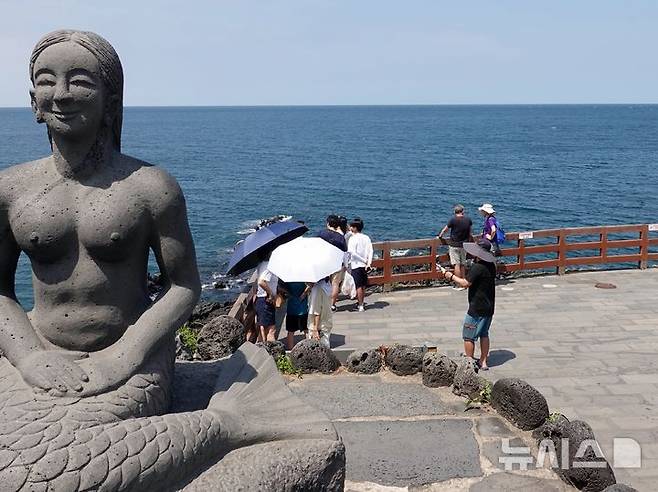 [제주=뉴시스] 오영재 기자 = 제주시 용두암을 찾은 관광객들이 즐거운 시간을 보내고 있다. (뉴시스DB) oyj4343@newsis.com