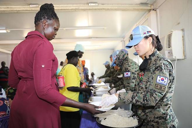 [서울=뉴시스] 합동참모본부는 29일 국군의 날 76주년 계기 해외 파병부대 활동 모습을 공개했다.한빛부대는 남수단에 파병돼 재건지원과 대민 의료지원, 현지 주민들의 자립을 돕고 있다. 사진은 한빛부대가 현지에서 재배한 벼로 밥을 지어 주민들에 배급하는 모습. (사진=합동참모본부 제공) 2024.09.29. photo@newsis.com *재판매 및 DB 금지