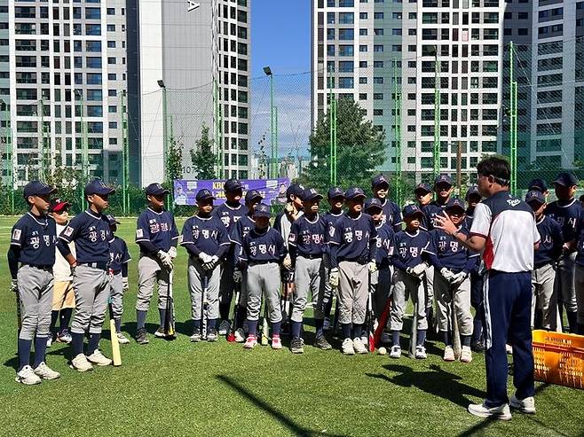 KBO 레전드와 광명시 리틀 주니어의 만남. (사진=KBO 제공) *재판매 및 DB 금지