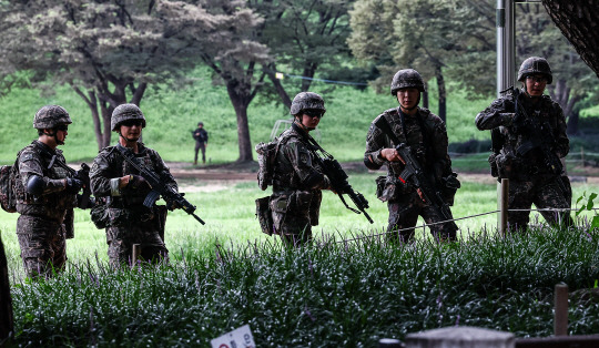 지난 달 20일 오후 서울 송파구 올림픽공원 KSPO 돔에서 열린 2024 을지훈련 및 국가중요시설 합동 대테러 훈련에서 52사단 군인들이 인질 구조훈련을 하고 있다. 뉴시스