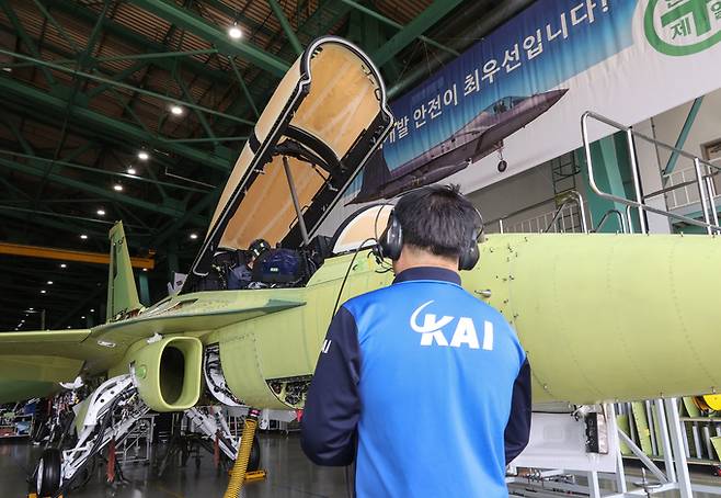 경남 사천 한국항공우주산업(KAI) 본사 고정익동에서 KAI 직원들이 TA-50을 점검하고 있다. 세계일보 자료사진