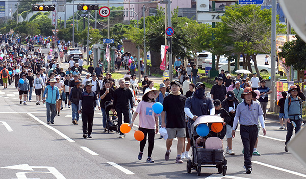 28일 제주시 연북로에서 차 없는 거리를 걷는 축제 ‘걷는 즐거움, 숨 쉬는 제주!’ 행사가 열리고 있다. 제주도 제공