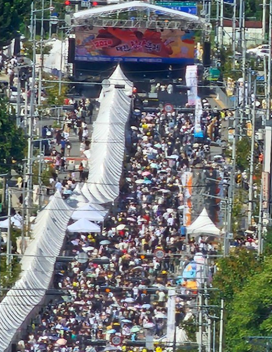 가을을 맞아 지역 곳곳에서 축제가 열리고 있는 가운데 지난 28일부터 열린 대전 빵 축제에 많은 인파가 몰려든 것으로 알려졌다. 엑스(옛 트위터) 캡처