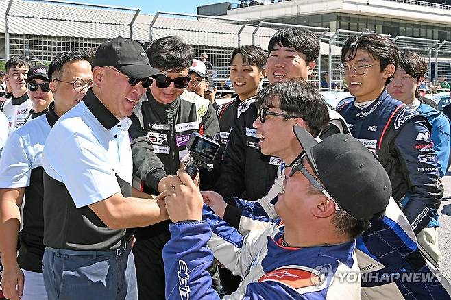 현대 N 페스티벌 대회 현장에서 인사 나누는 정의선 회장 (서울=연합뉴스) 정의선 현대차그룹 회장이 28일 경기 용인시 에버랜드 스피드웨이에서 열린 '현대 N 페스티벌' 4라운드 대회 현장에서 출전 선수 및 관계자들과 인사하고 있다. 2024.9.29 [독자 제공. 재판매 및 DB 금지] photo@yna.co.kr