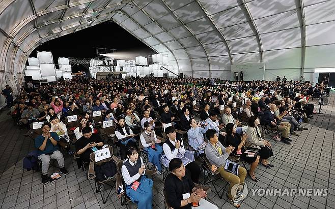 울산울주세계산악영화제 개막식 지켜보는 관람객들 (울산=연합뉴스) 김용태 기자 = 27일 오후 울산시 울주군 영남알프스 복합웰컴센터에서 열린 '제9회 울산울주세계산악영화제'를 찾은 관람객들이 개막식을 지켜보고 있다. 2024.9.27 yongtae@yna.co.kr