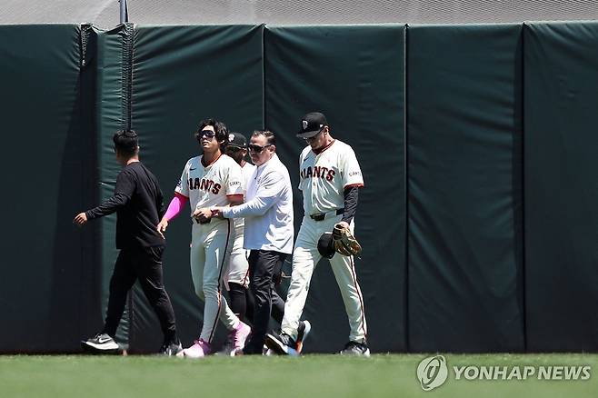 어깨 다친 이정후(왼쪽에서 두 번째) [AFP=연합뉴스]