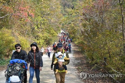 붉게 물드는 금강산 가던 옛길. [양구군 제공 자료 사진]