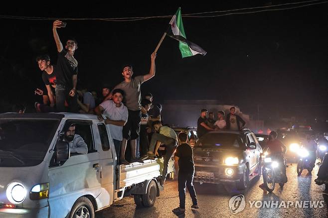 나스랄라의 죽음에 기뻐하는 시리아인들 (이들리브 AFP=연합뉴스) 28일(현지시간) 새벽 시리아 북서부 도시 이들리브에서 헤즈볼라 수장 하산 나스랄라의 사망에 기뻐하는 시민들이 거리로 나와 기념하고 있다. 2024.09.29