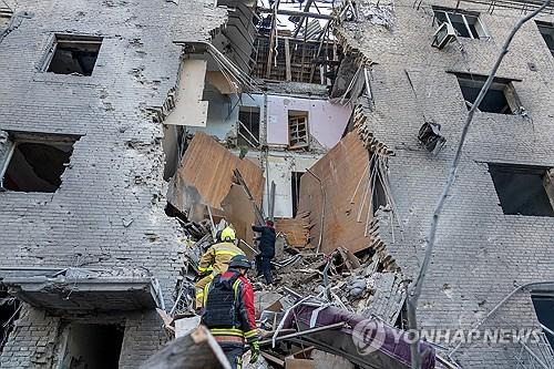 러시아 공습받은 우크라이나 자포리자 주거용 건물 [자포리자 군사행정청 제공/AFP=연합뉴스]