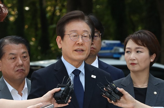 이재명 더불어민주당 대표가 30일 서울중앙지방법원에서 열린 '위증교사 혐의' 1심 결심 공판에 출석하며 취재진 질문에 답하고 있다. 사진=뉴스1