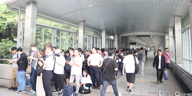 이른 아침임에도 불구하고 누구보다 빠르게 입장하기 위해 기다리는 모습입니다.