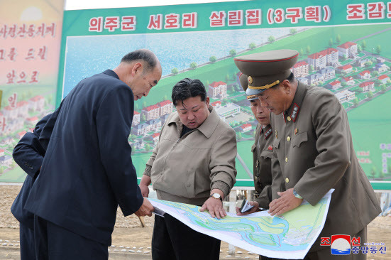 김정은 북한 국무위원장이 지난 29일 평안북도 큰물피해지역의 복구건설사업을 현지지도했다고 조선중앙통신이 30일 보도했다.(사진=조선중앙통신, 연합뉴스)