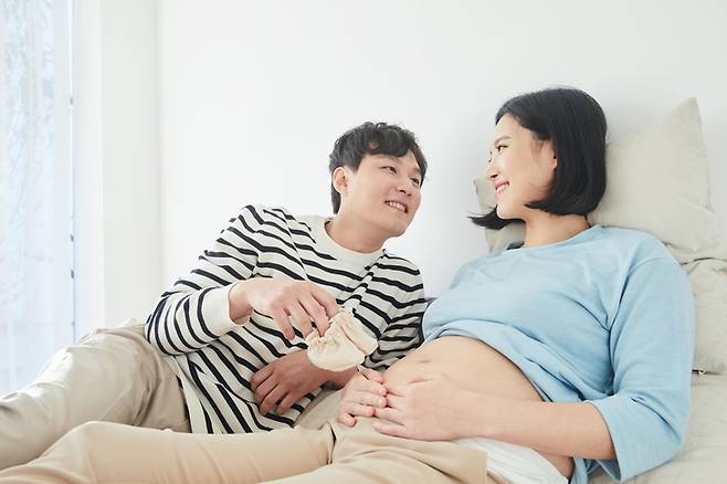 임신 중 성관계에는 많은 장점이 있다. 가장 큰 장점은 파트너와의 지속적인 친밀감이다. 또 감각이 증가해서 외음부로 가는 혈류가 증가해 성관계가 더 좋을 수 있고, 성관계 후 숙면을 취하기도 한다. [사진= 게티이미지뱅크]