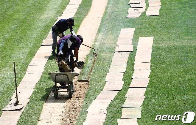 잔디 공사를 하고 있는 서울월드컵경기장. 2023.8.16/뉴스1 ⓒ News1 김민지 기자