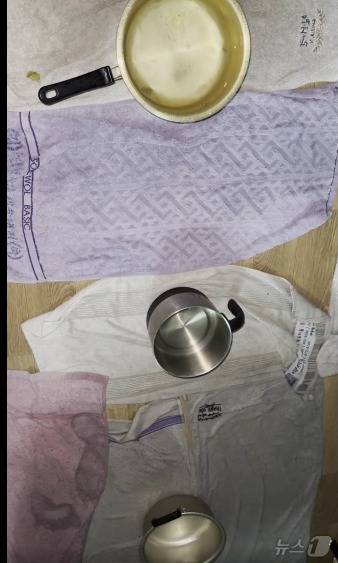 군 간부 독신자 숙소가 낡아 천장에서 떨어지는 물을 냄비로 받아내고 있는 모습. (육대전 갈무리) ⓒ 뉴스1