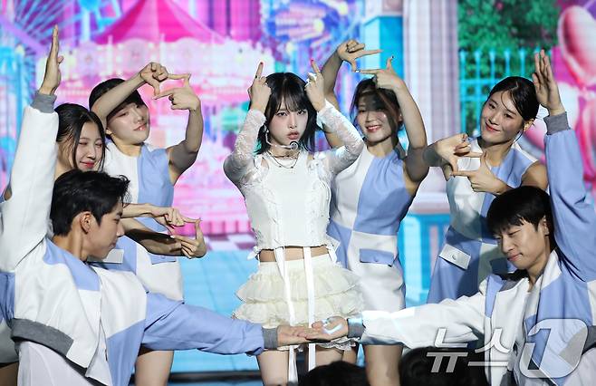 가수 최예나가 30일 오후 서울 강남구 청담동 일지아트홀에서 가진 세 번째 싱글앨범 '네모네모' 발매 기념 쇼케이스에서 타이틀 곡을 선보이고 있다. 2024.9.30/뉴스1 ⓒ News1 권현진 기자