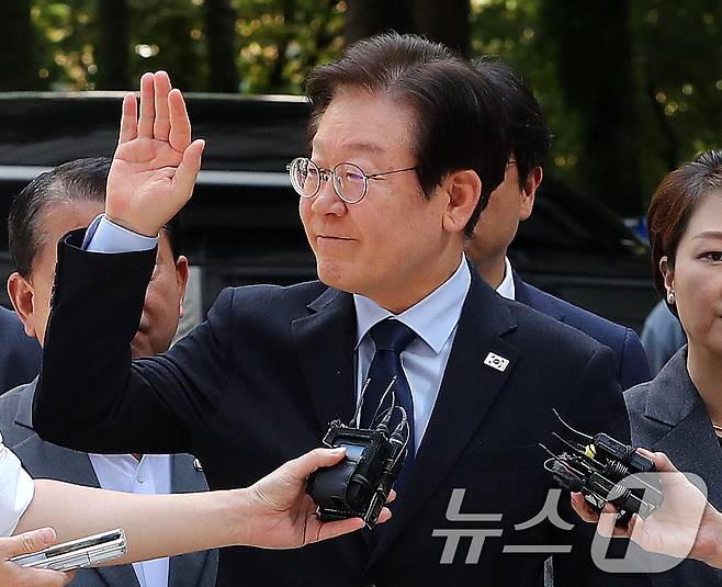 이재명 더불어민주당 대표가 30일 서초구 서울중앙지방법원에서 열린 '위증교사 혐의' 1심 결심 공판에 출석며 지지자들을 향해 손 들어 인사하고 있다. 2024.9.30./뉴스1 ⓒ News1 박세연 기자