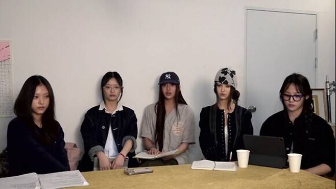 라이브 방송에서 소속사 내 따돌림 피해를 폭로하고 있는 뉴진스 / 유튜브