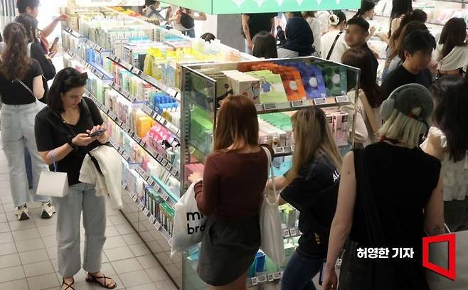 CJ올리브영은 화장품을 포함한 국내 헬스앤뷰티(H&B) 시장의 90% 이상을 점유하는 이 시장 터줏대감이다. 사진은 올리브영 명동점에서 외국인이 대부분인 고객들이 화장품을 고르고 있는 모습. 사진=허영한 기자 younghan@