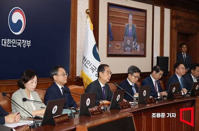 한덕수 국무총리가 30일 서울 종로구 정부서울청사에서 열린 국무회의에 참석, 발언하고 있다. 이날 회의에선 국회 본회의에서 야당이 강행 처리한 '김건희 여사 특검법', '해병대 채 상병 특검법' 등 3개 법안에 대한 재의요구권(거부권)을 심의, 의결할 예정이다. 사진=조용준 기자 jun21@