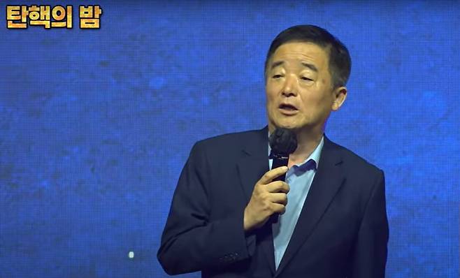 더불어민주당 강득구 의원이 지난 27일밤 국회에서 열린 '탄핵의 밤'행사에서 발언하고 있다. /유튜브