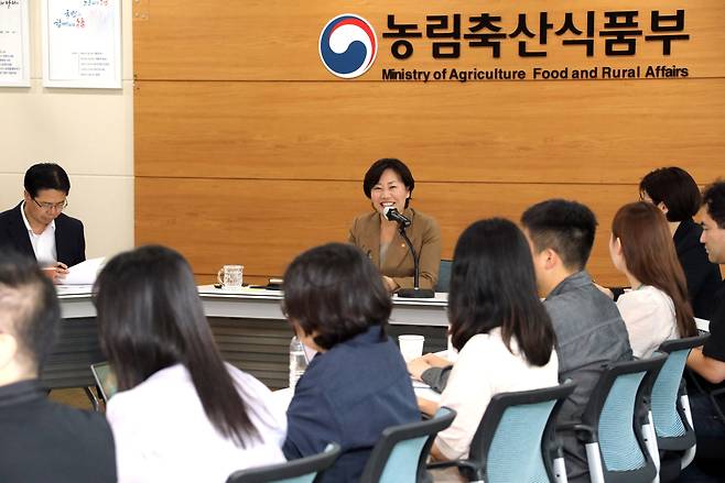 송미령 농림축산식품부 장관이 30일 오후 정부세종청사 농식품부 대회의실에서 기자 간담회를 열고 있다. /연합뉴스