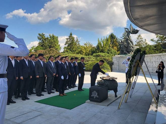 손재일 한화에어로스페이스 대표이사 겸 한화시스템 사업총괄과 한화에어로스페이스, 한화시스템, 한화오션 임직원 150여 명은 국군의날을 맞아 30일 서울 동작구 국립현충원을 찾아 순국선열과 호국영령을 위해 참배하고 있다./한화에어로스페이스 제공