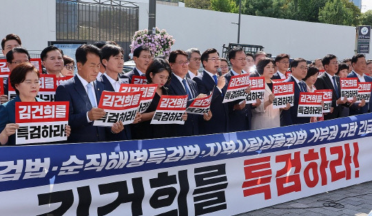 더불어민주당 박찬대 원내대표가 30일 서울 용산구 대통령실 앞에서 열린 김건희 여사 특검법, 순직해병특검법·지역사랑상품권법 거부권 규탄 야5당 긴급 기자회견에서 발언하고 있다. 연합뉴스