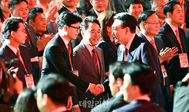 윤석열 대통령이 7월 23일 오후 경기도 고양시 킨텍스에서 열린 국민의힘 전당대회에서 한동훈 당대표 후보와 악수를 하고 있다. ⓒ데일리안 홍금표 기자