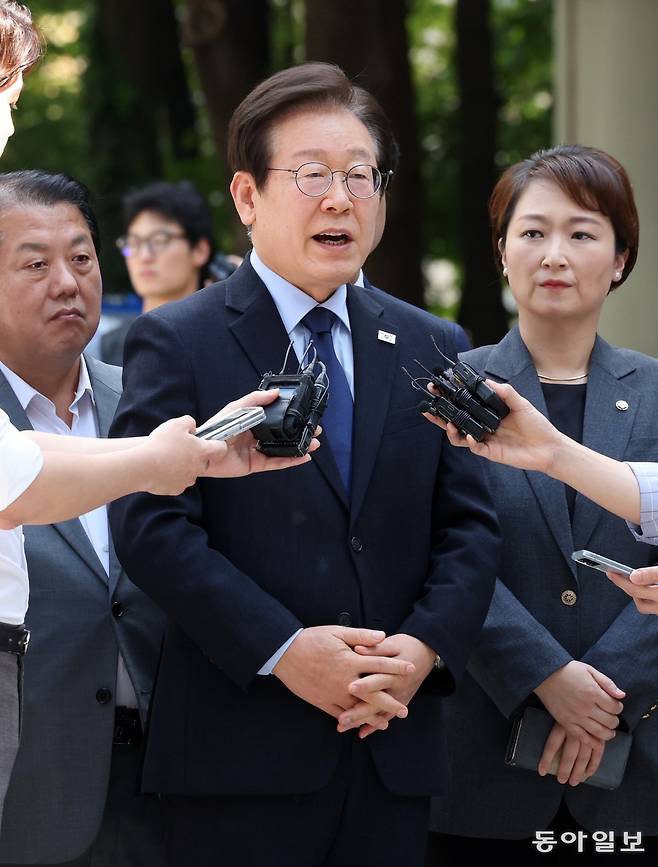 이재명 더불어민주당 대표가 30일 서초구 서울중앙지방법원에서 열린 ‘위증교사 혐의’ 1심 결심 공판에 출석하며 취재진 질문에 답하고 있다. 장승윤 기자 tomato99@donga.com