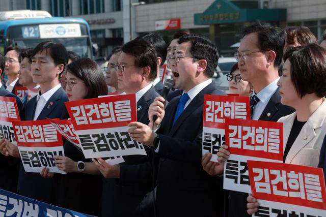 박찬대(앞줄 오른쪽에서 세 번째) 더불어민주당 원내대표가 30일 오후 서울 용산구 전쟁기념관 앞에서 열린 김건희 여사 특별검사법 등 거부권 규탄 야5당 긴급 기자회견에서 발언을 하고 있다. 정부는 이날 한덕수 국무총리 주재로 국무회의를 열어 김 여사 특검법과 채 상병 특검법, 지역화폐법에 대한 재의요구안을 의결했다. 뉴스1