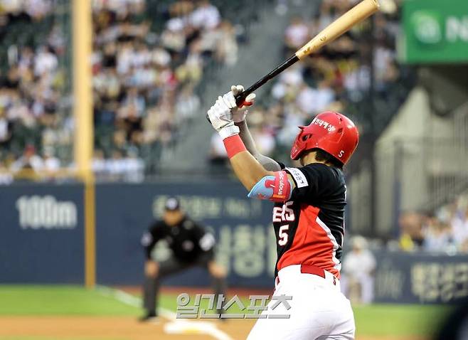 2024 KBO리그 프로야구 두산 베어스와 KIA 타이거즈의 경기가 19일 오후 서울 잠실야구장에서 열렸다. 1회초 무사 선두타자 김도영이 3루타를 치고 있다. 잠실=김민규 기자 /2024.09.19/