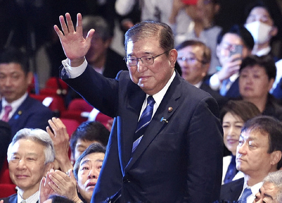 지난 27일(현지시간) 자민당본부에서 자민당 차기 총재로 선출된 이시바 시게루 후보가 박수를 받고 있다. [사진=교도/연합뉴스]