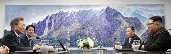 2018년 4월 27일 당시 문재인 대통령과 김정은 북한 국무위원장이 판문점 평화의 집에서 열린 정상회담에서 환담하고 있다. 문 대통령 옆에 임종석 당시 대통령 비서실장이 앉아 있다. [연합뉴스]