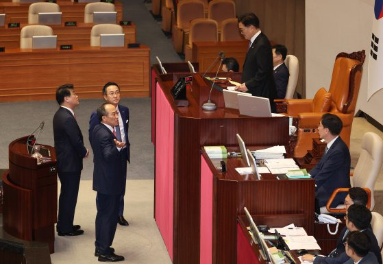 국민의힘 추경호 원내대표가 26일 국회에서 열린 본회의에서 한석훈 국가인권위원회 위원 선출안이 부결된 것에 대해 우원식 국회의장에게 항의하고 있다. 연합뉴스