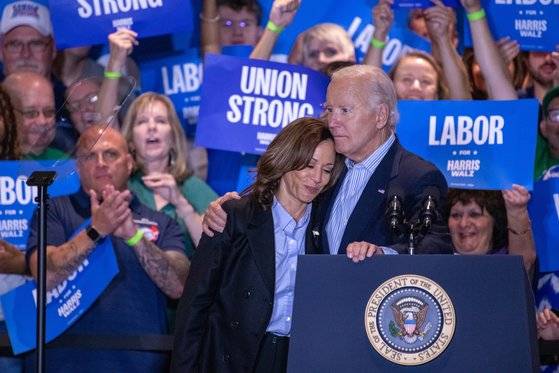 지난 2일(현지시간) 미국 대선 경합주인 펜실베이니아주 피츠버그에서 열린 공동 유세에서 카멀라 해리스 부통령을 껴안는 조 바이든 대통령. UPI=연합뉴스